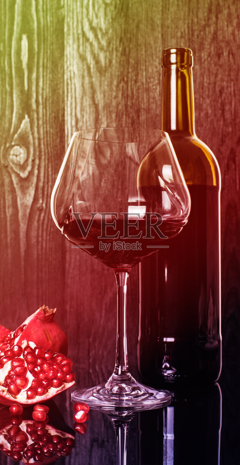 装石榴酒的瓶子和酒杯照片摄影图片