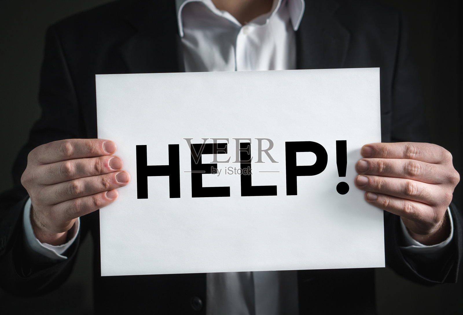 帮助白卡上持有的商人特写照片摄影图片