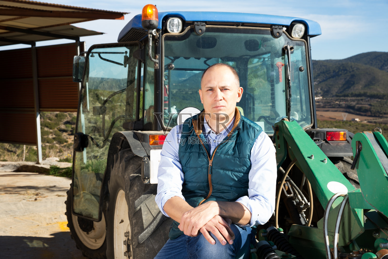 葡萄园里拖拉机旁的人照片摄影图片