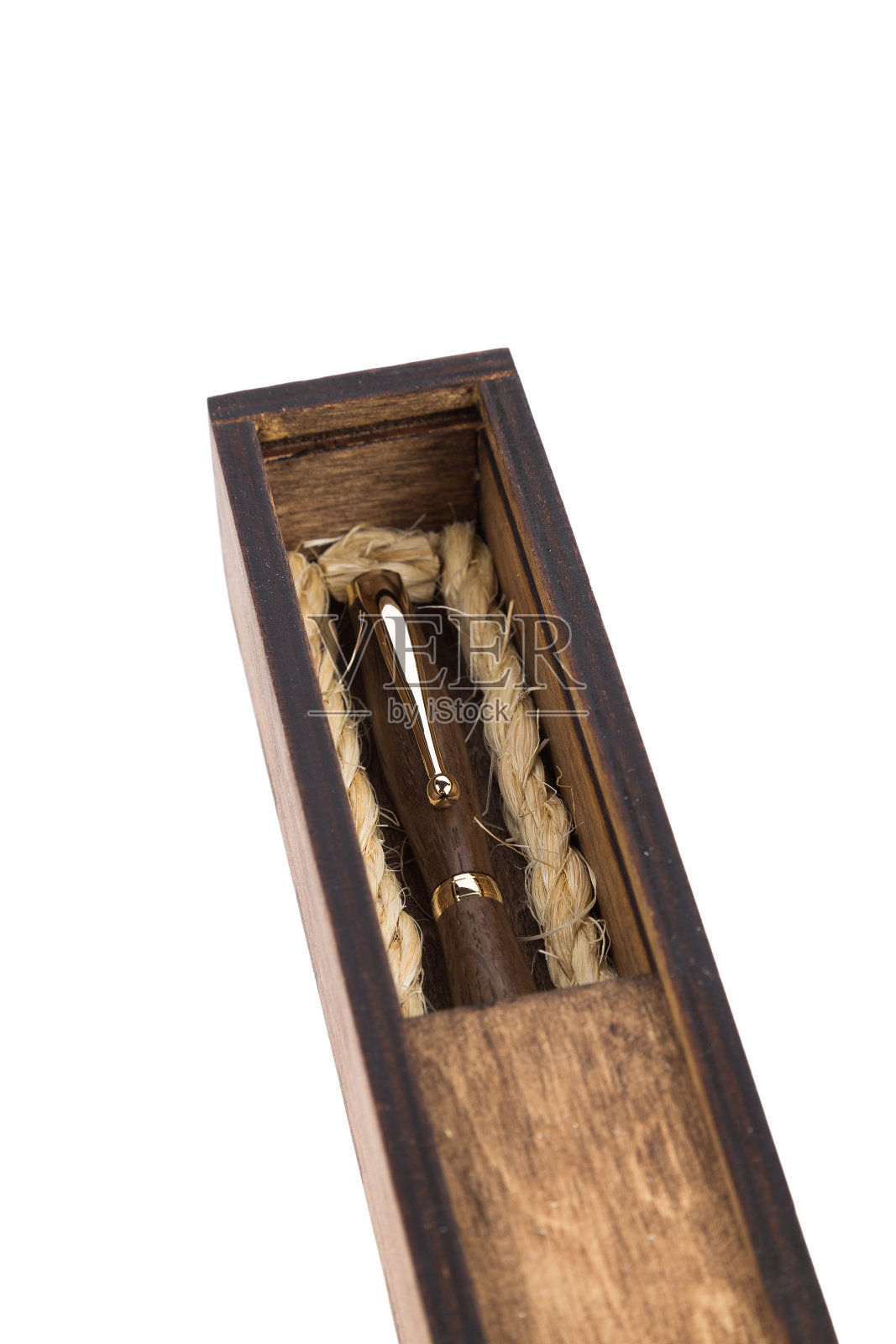 漂亮的木制盒子，里面有圆珠笔，白色背景照片摄影图片