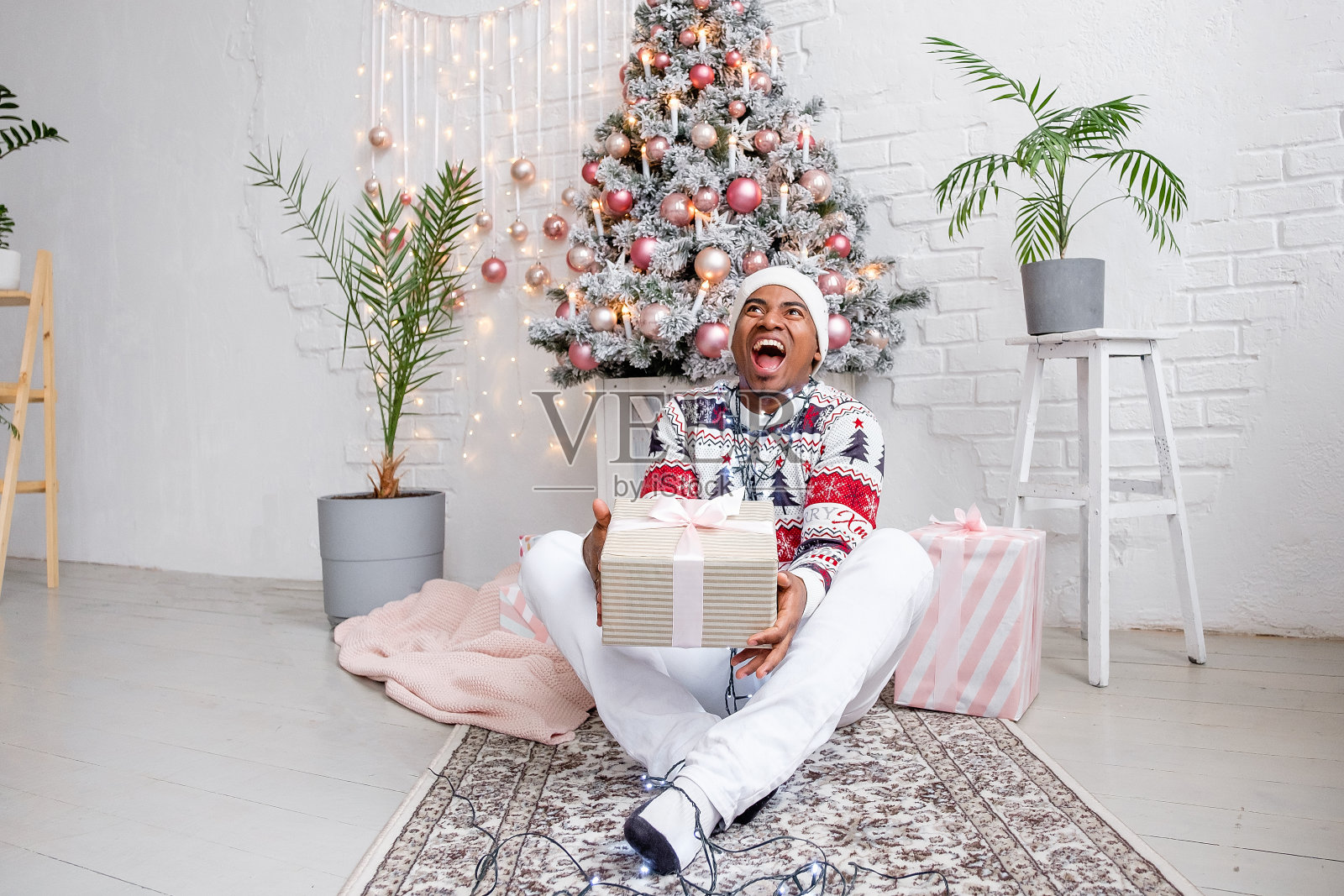 快乐的情绪非裔美国人穿着圣诞毛衣照片摄影图片