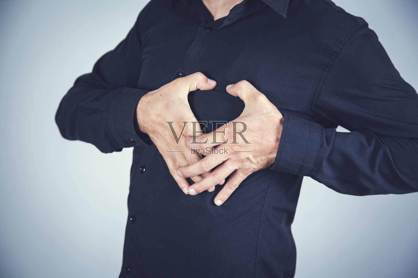 男人的手在心里照片摄影图片