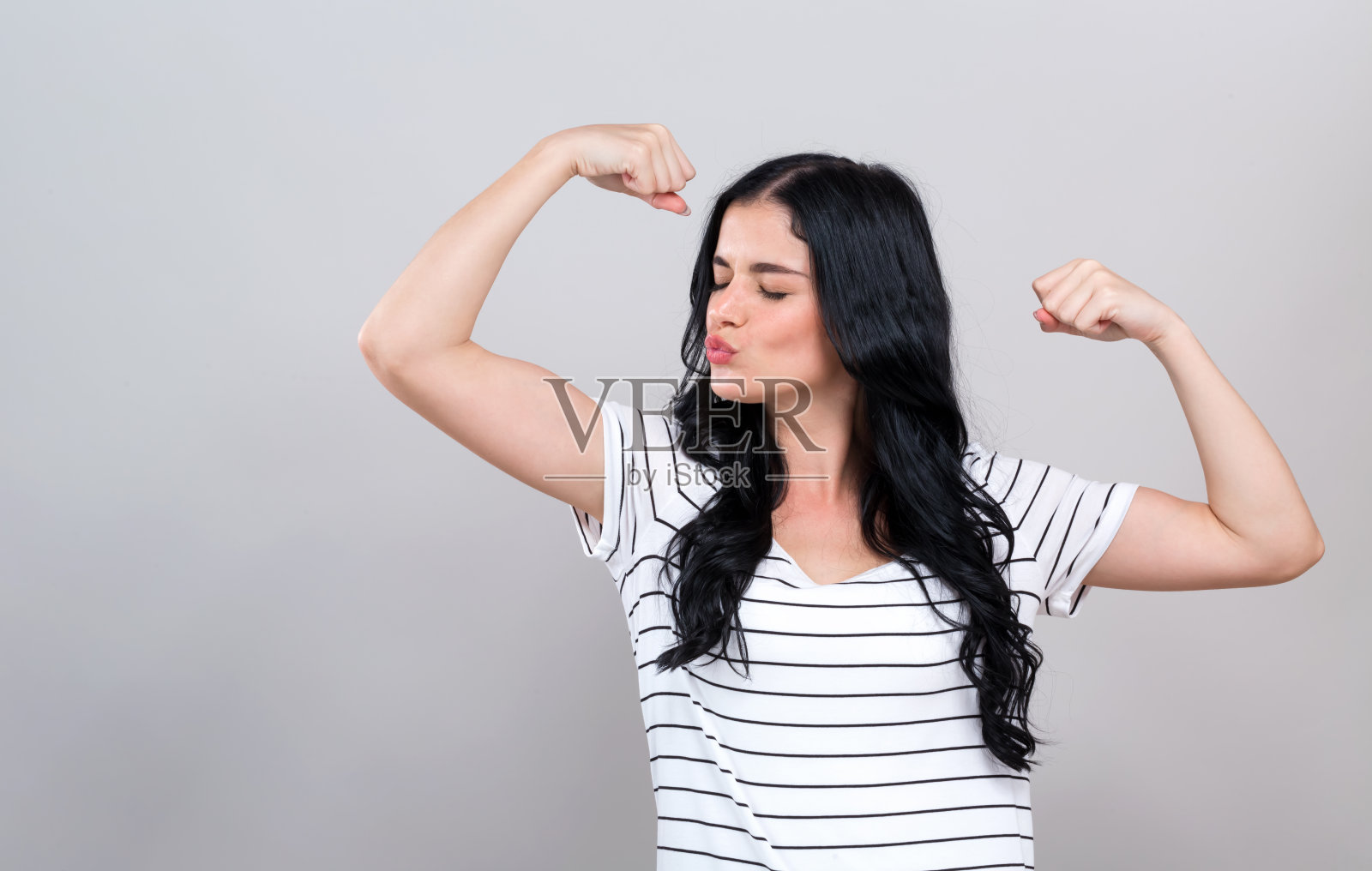 强大的年轻女子在成功的姿势照片摄影图片