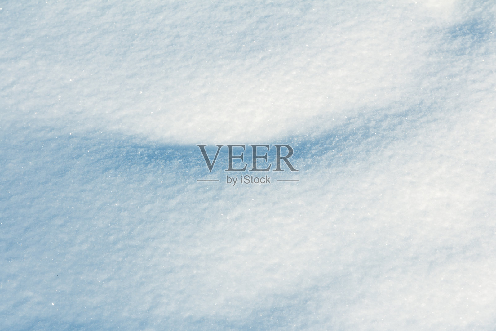 凹凸不平的雪面，有弯曲的线条照片摄影图片