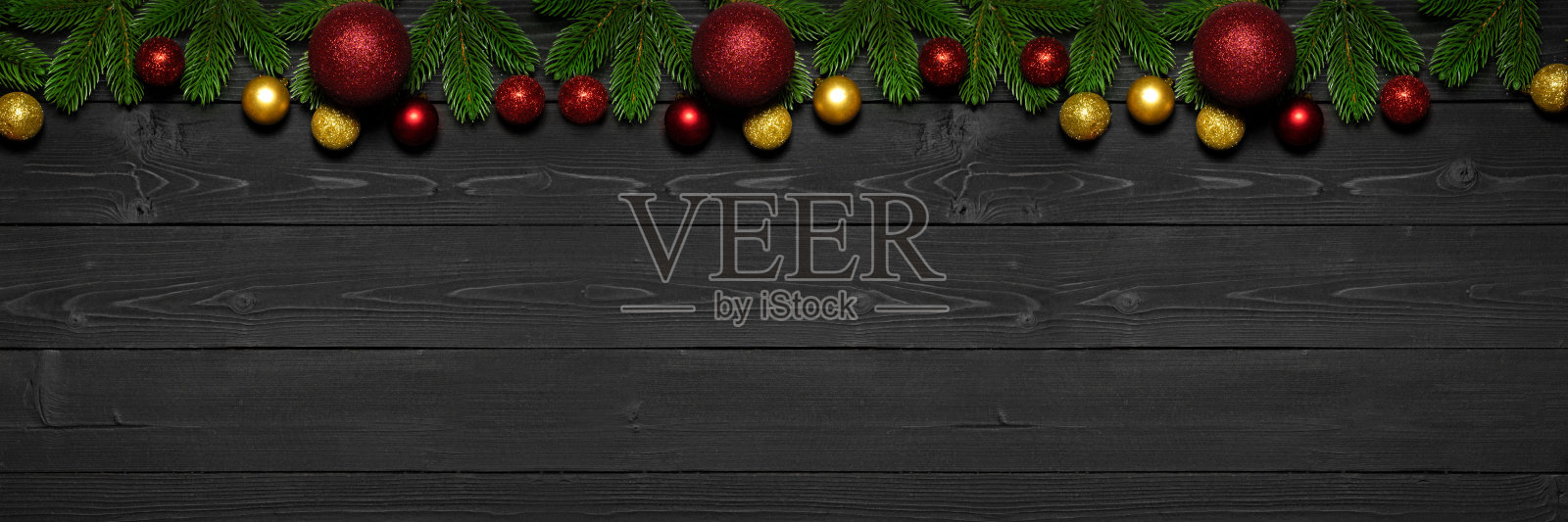 圣诞背景与冷杉树枝和圣诞装饰的小玩意在黑暗的木板。假日圣诞作文顶视图与拷贝空间。圣诞装饰全景图照片摄影图片