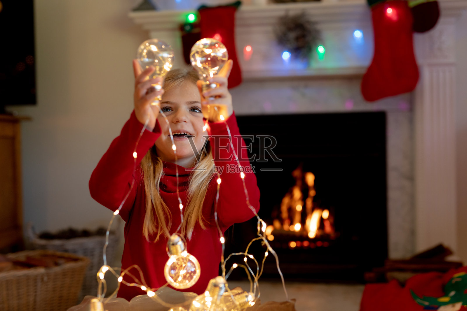 圣诞节期间女孩在家照片摄影图片