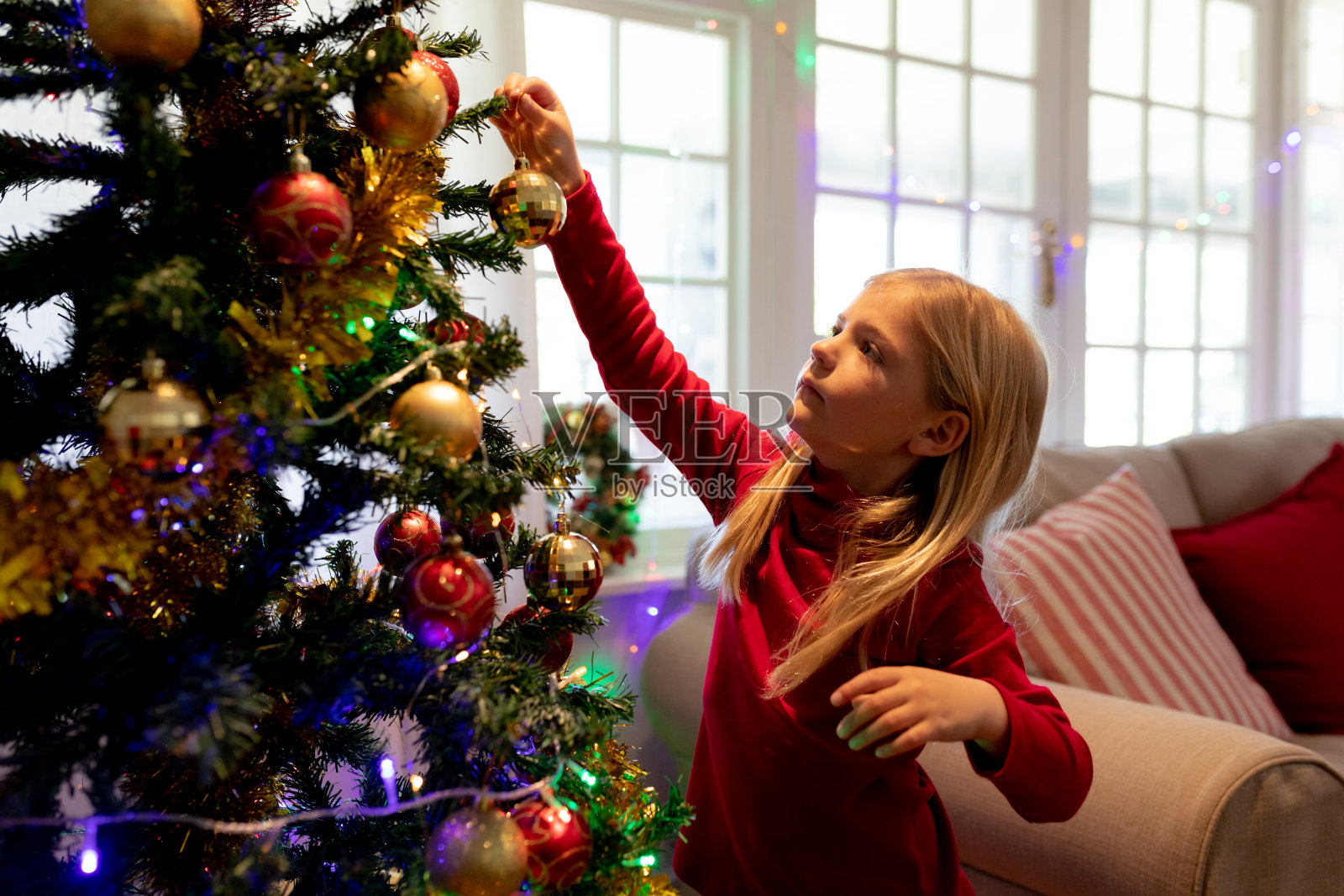 圣诞节期间女孩在家照片摄影图片