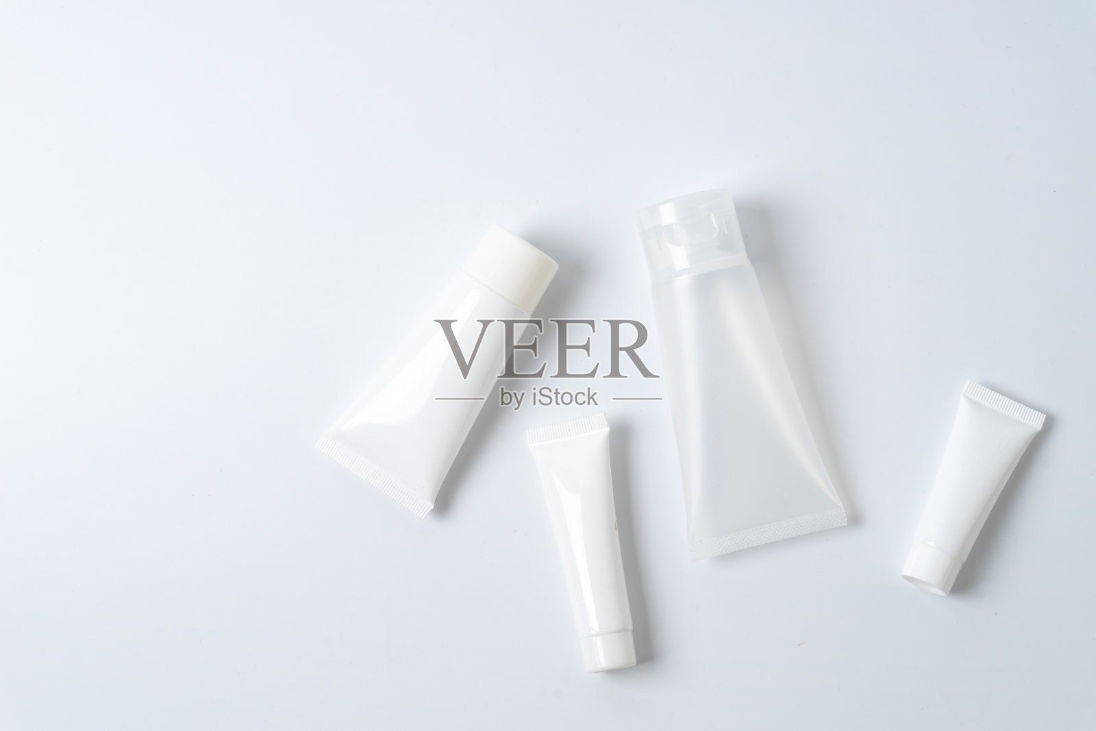 白色逼真光泽化妆品管白色照片摄影图片