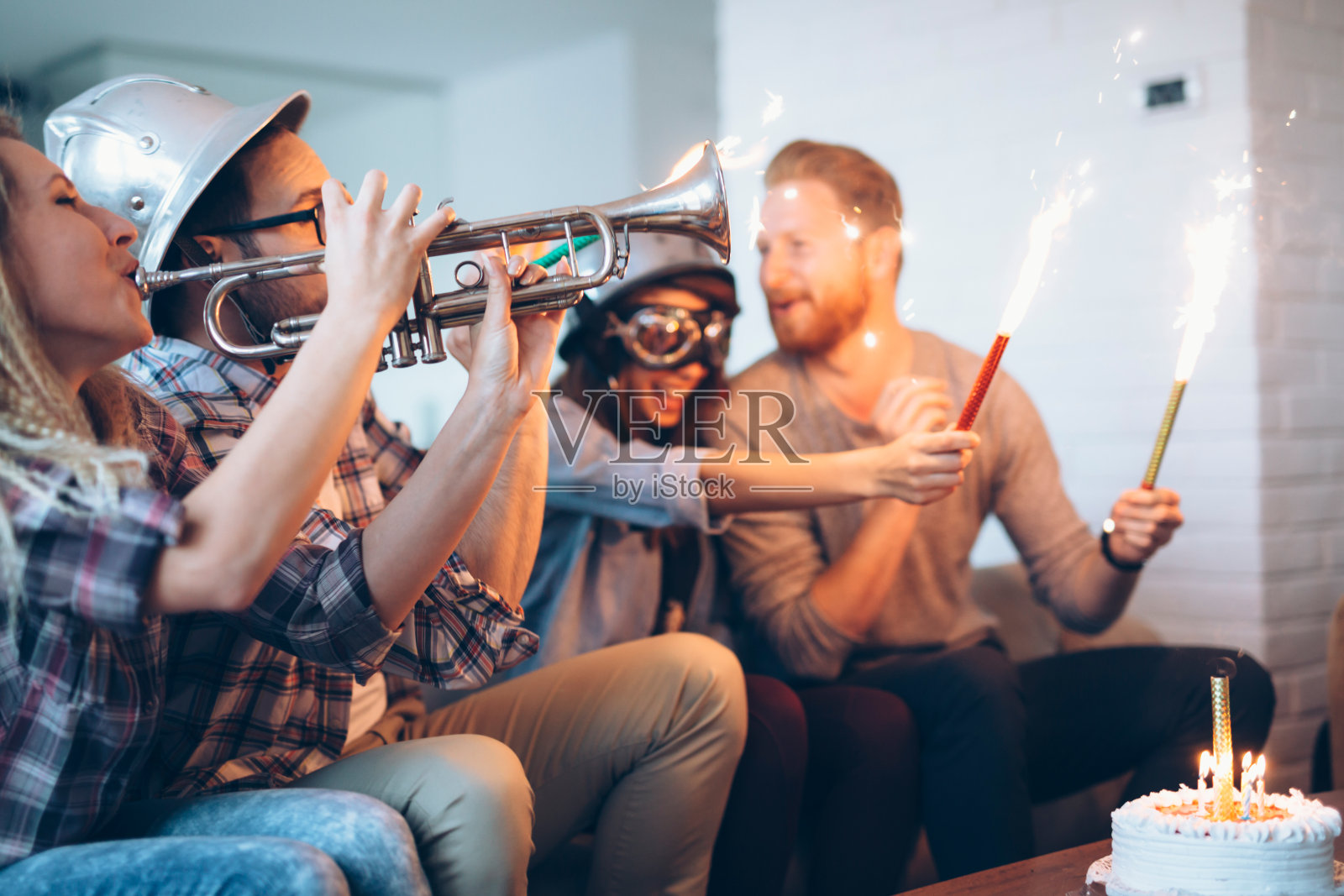 生日聚会上有蛋糕和蜡烛，朋友们一起庆祝照片摄影图片