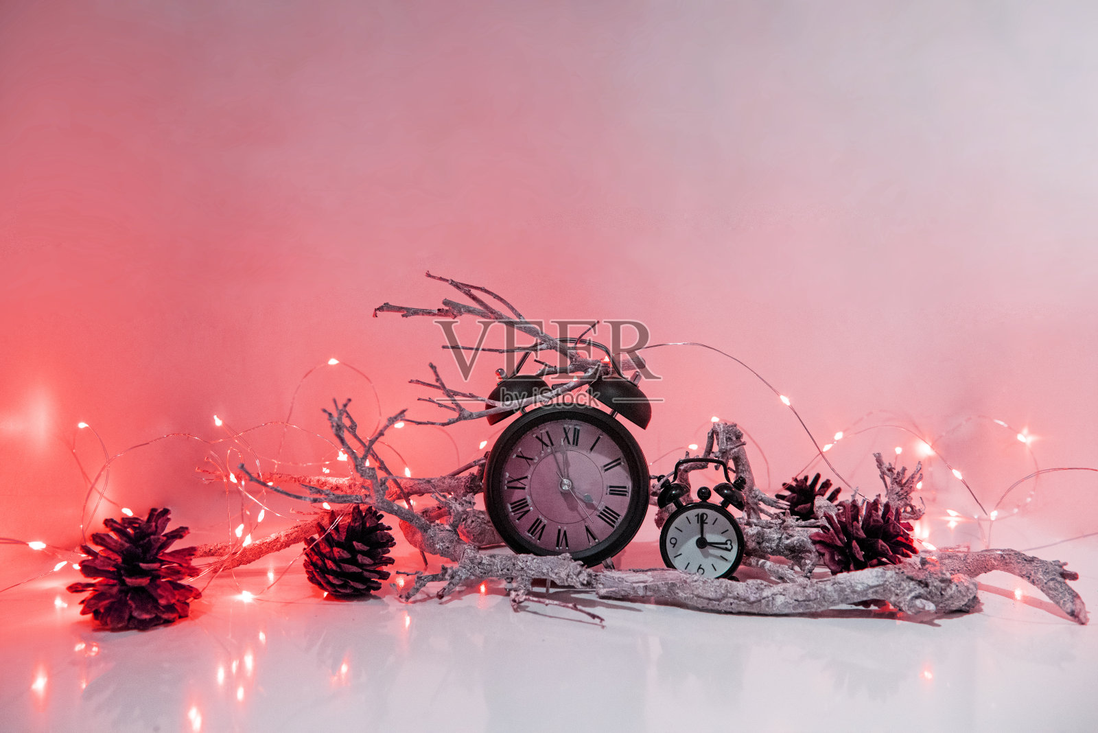 2019新年快乐!用闹钟庆祝冬天。抽象的圣诞组成。照片摄影图片