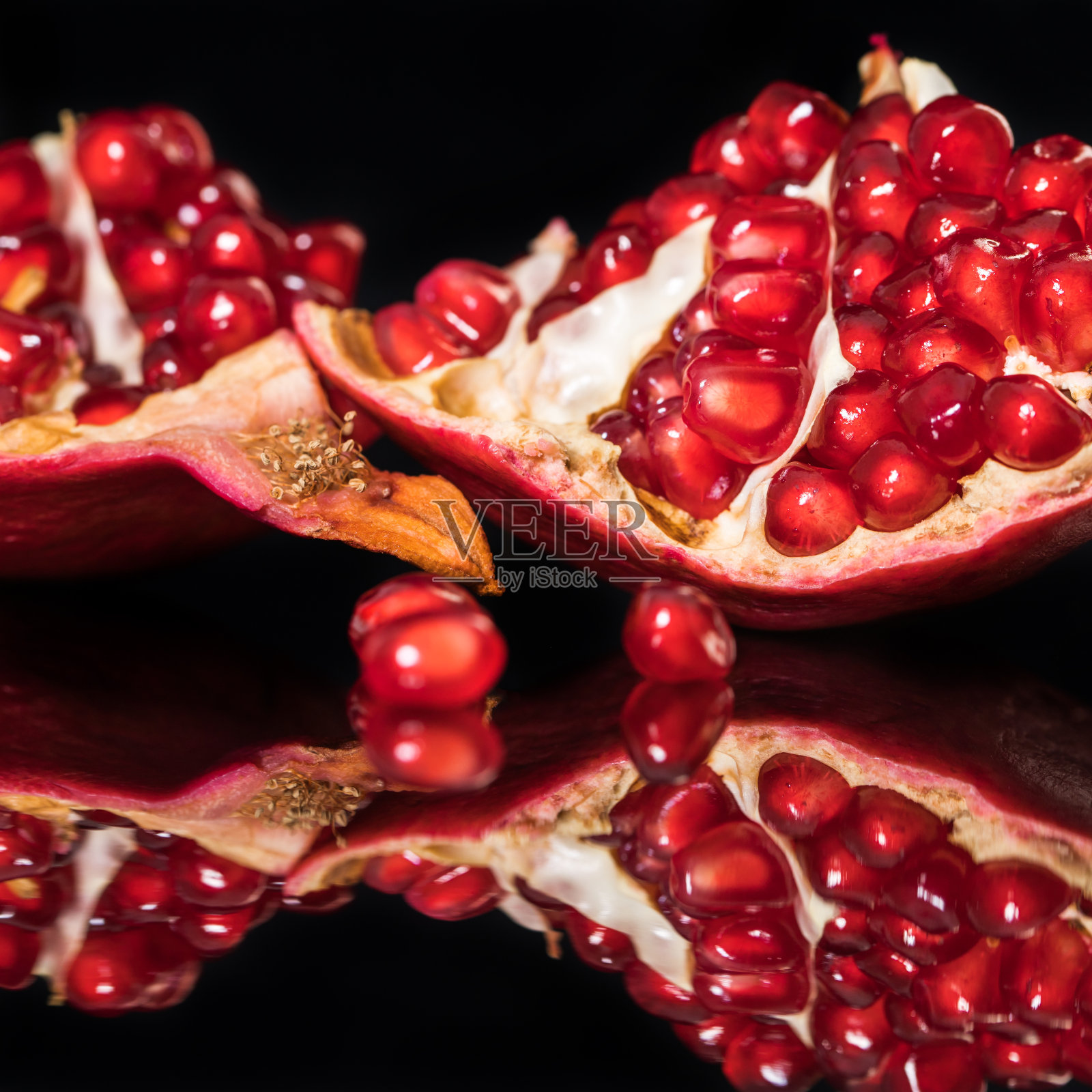 成熟的石榴果实带着倒影照片摄影图片