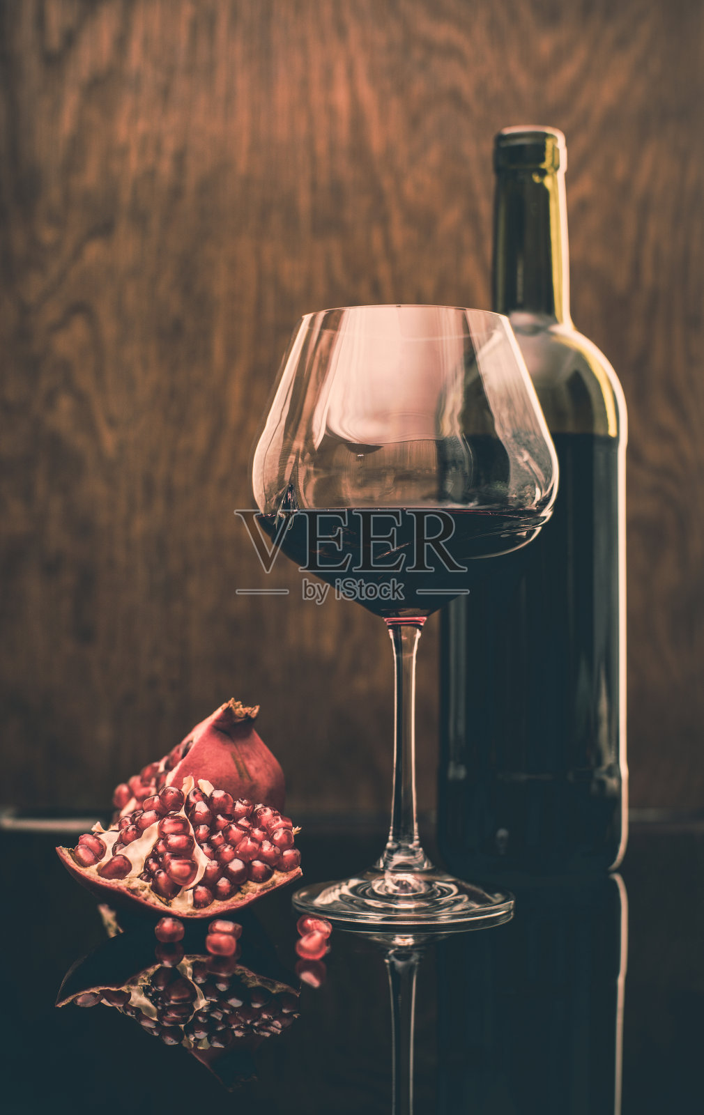 装石榴酒的瓶子和酒杯照片摄影图片