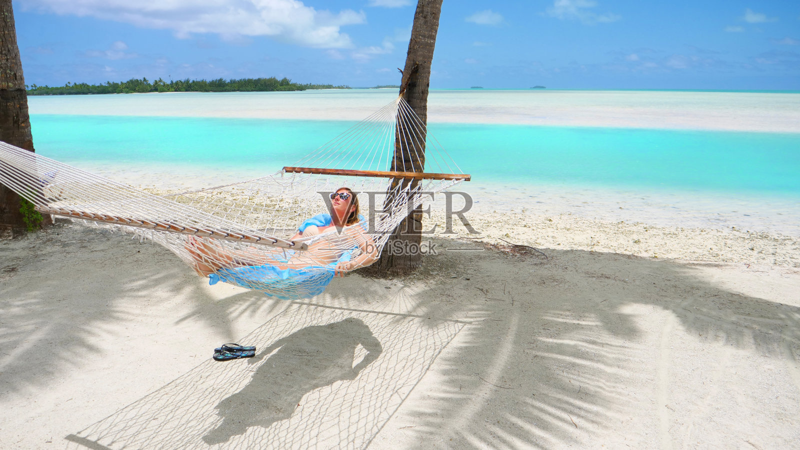 特写:欢快的年轻女子在一个舒适的吊床下放松照片摄影图片