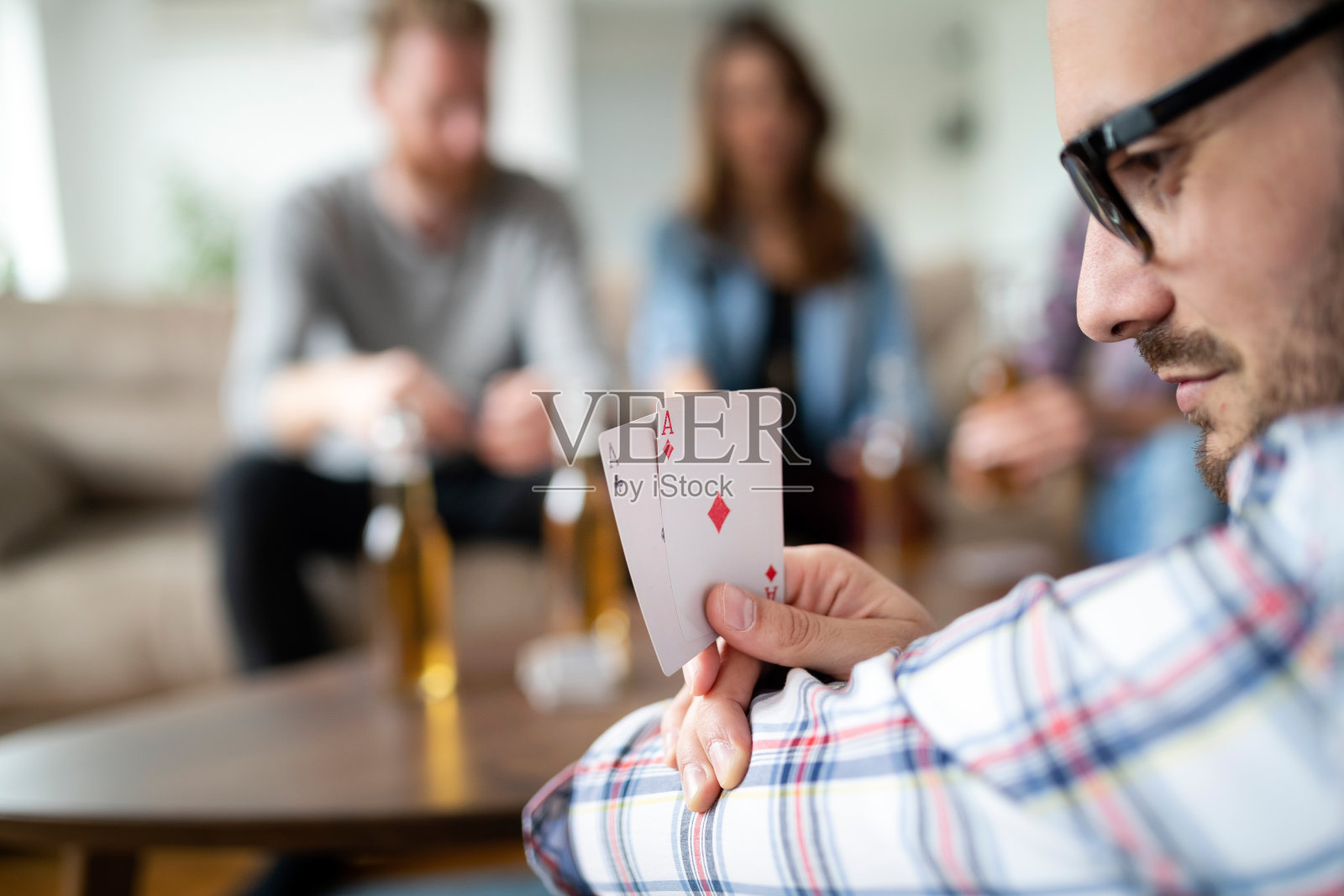 一群快乐的朋友打牌喝酒照片摄影图片