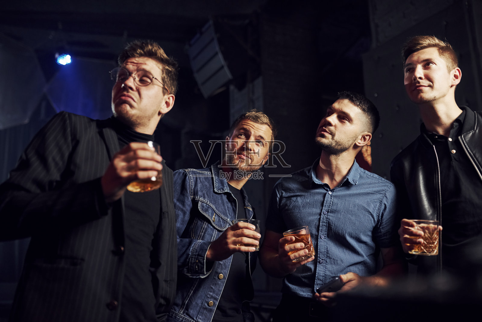 概念的夜生活。人们在俱乐部里玩得很开心。手里拿着酒精照片摄影图片