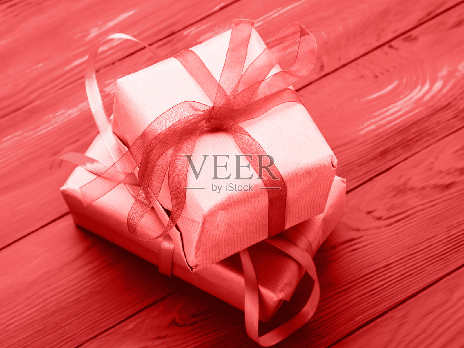 用丝带堆叠的礼品盒。粉色珊瑚的语气照片摄影图片