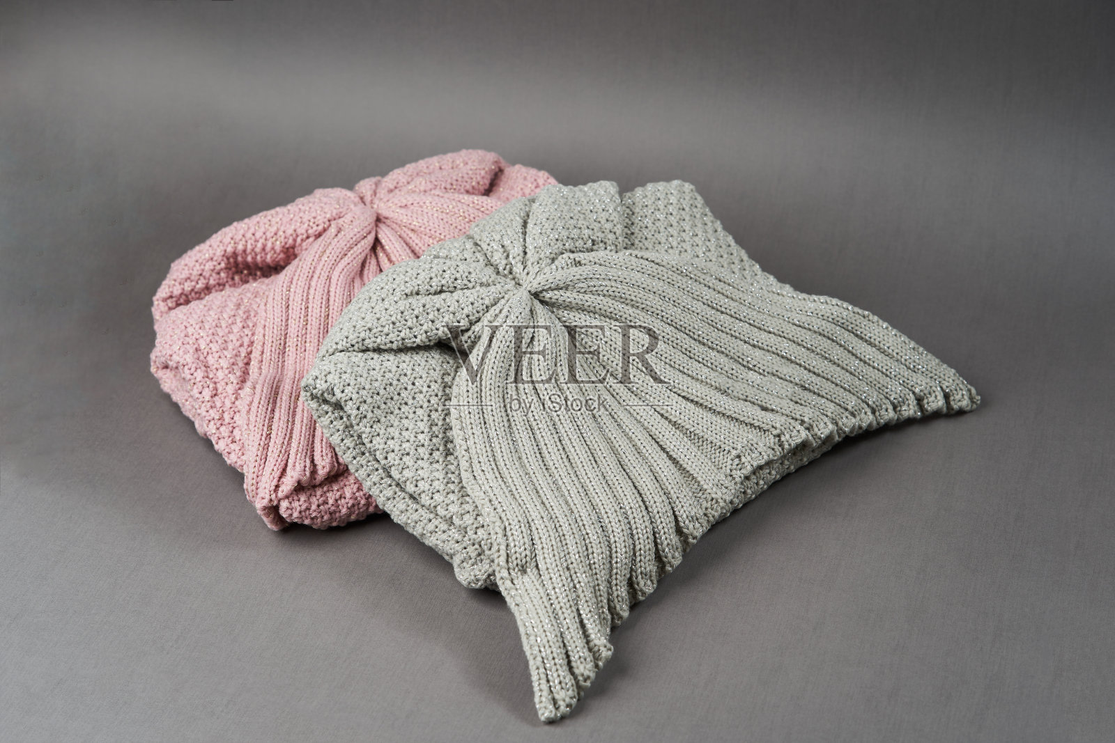 温暖的羊毛舒适的软袜子在灰色背景与拷贝空间照片摄影图片