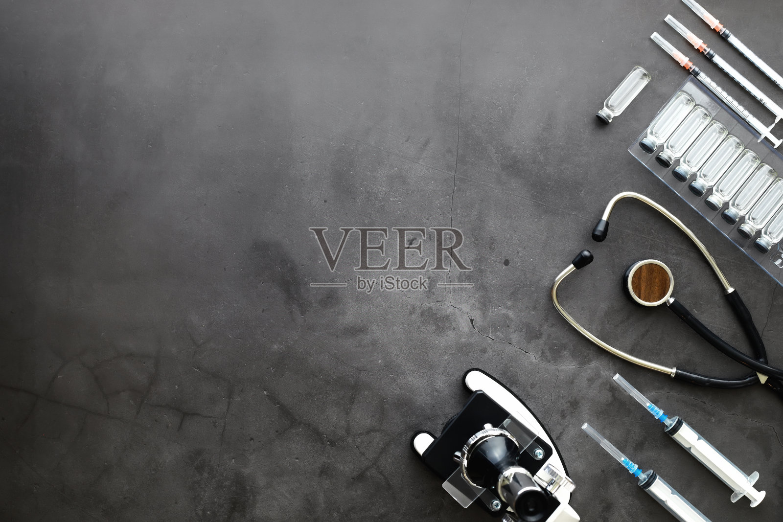 接种疫苗。桌上放着医用疫苗的一次性注射器和试管。照片摄影图片