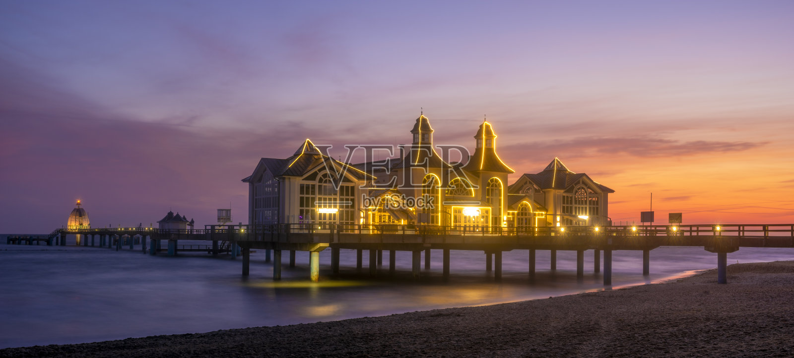 日出时，美丽的金色晨光中的赛尔林码头。德国波罗的海的奥斯特巴德赛尔林旅游胜地照片摄影图片