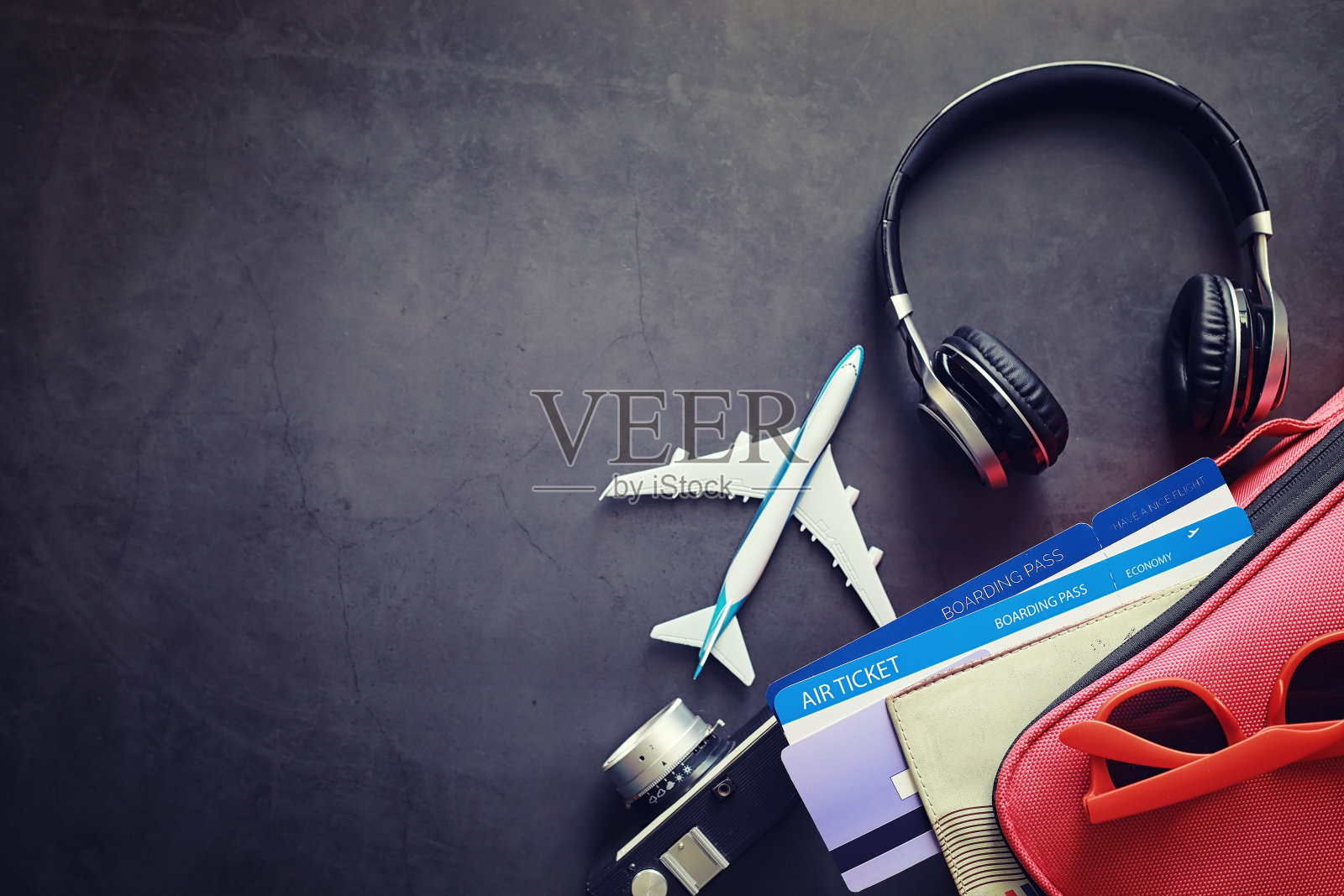 旅行的概念。装文件和票的袋子。照片摄影图片