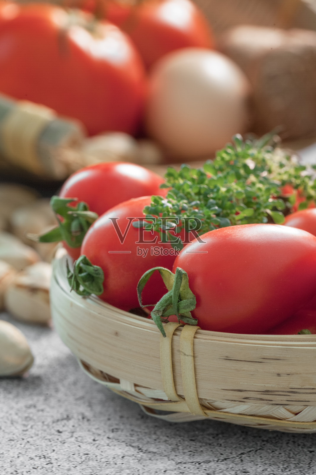 健康食品，清洁饮食，选择西红柿，鸡蛋，蘑菇照片摄影图片