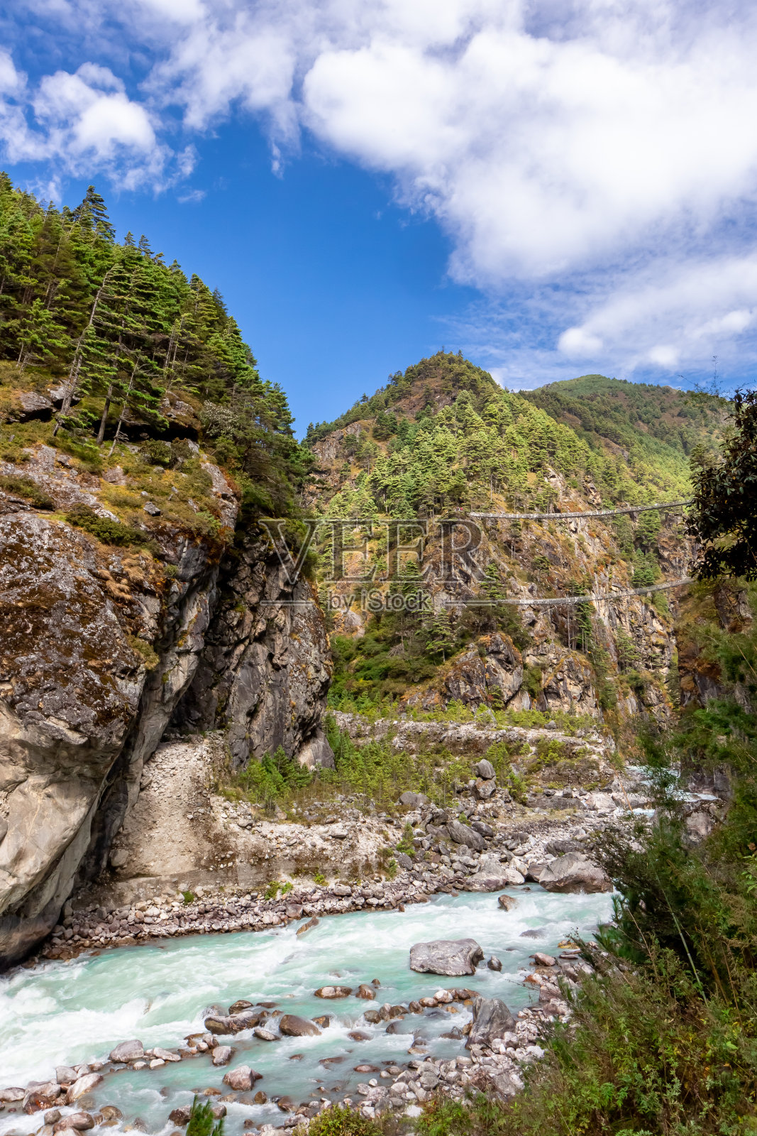 尼泊尔，萨加玛塔国家公园，喜马拉雅山脉，珠穆朗玛峰大本营的吊桥。照片摄影图片