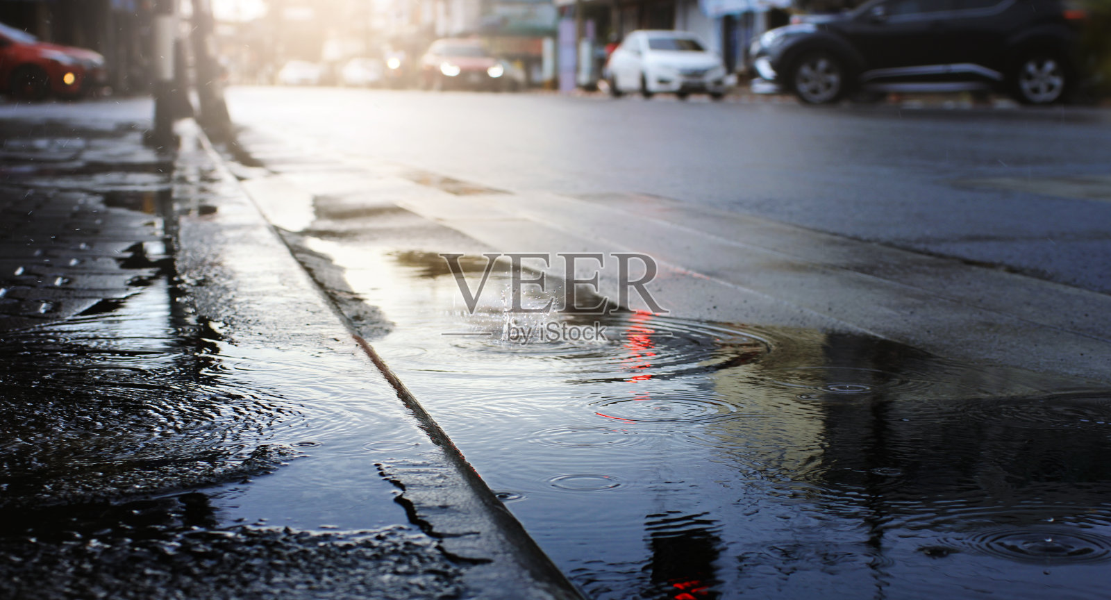 早晨交通经过暴雨后，晚上选择性集中。照片摄影图片