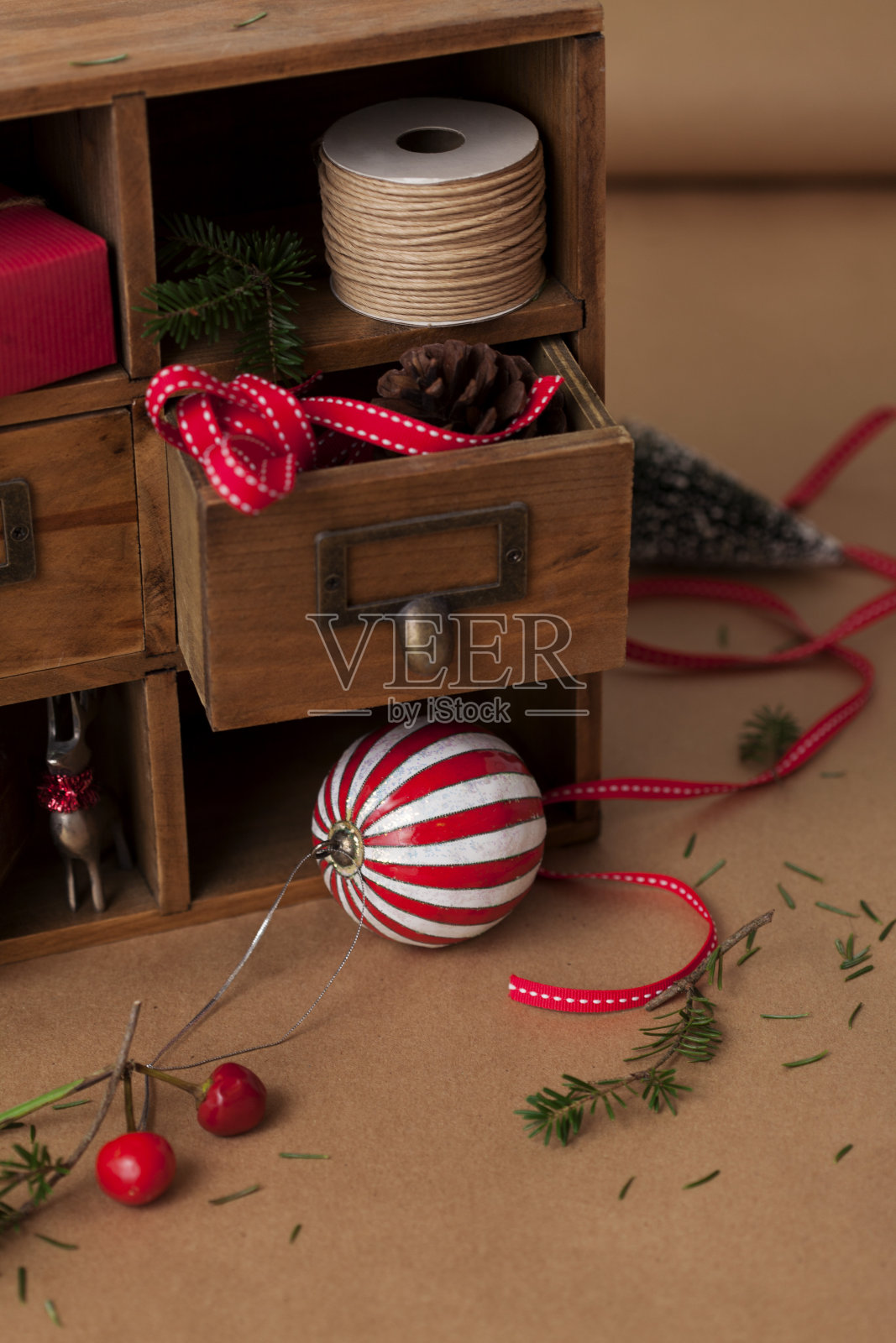 装在木盒子里的圣诞装饰品。照片摄影图片