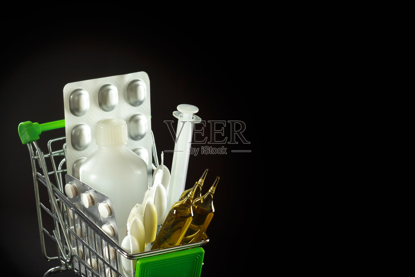 装着毒品的购物车。药理学和药品采购概念。照片摄影图片