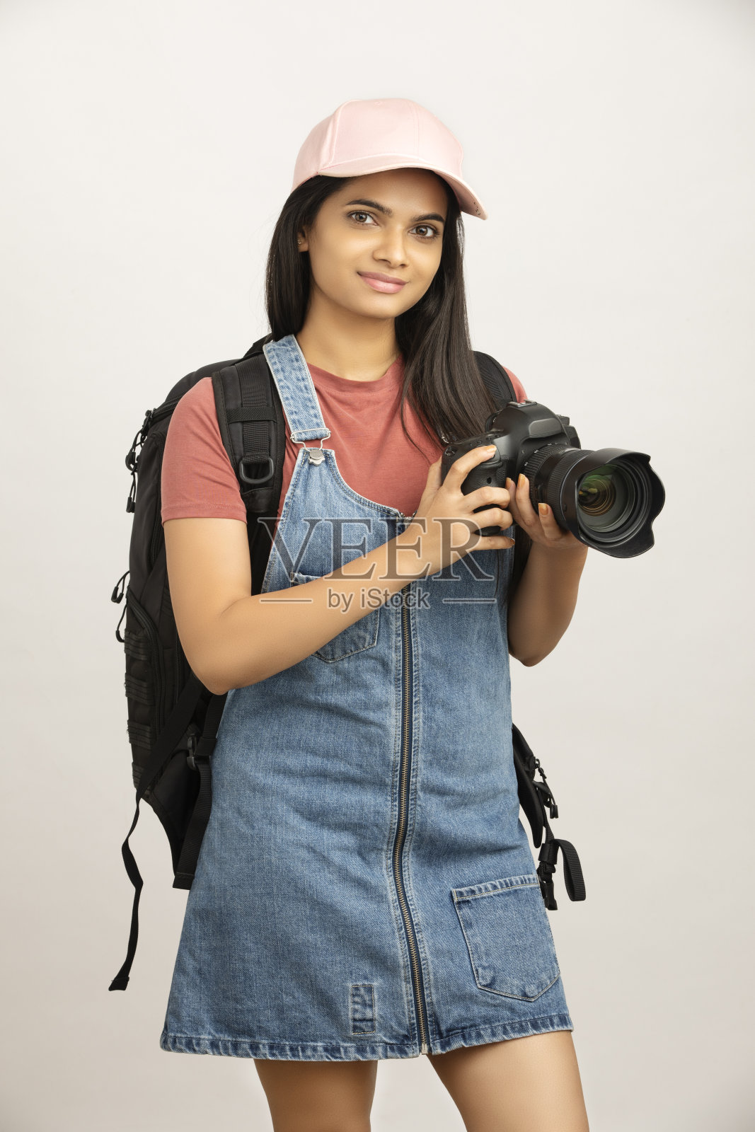 手持数码相机的女性摄影师照片摄影图片