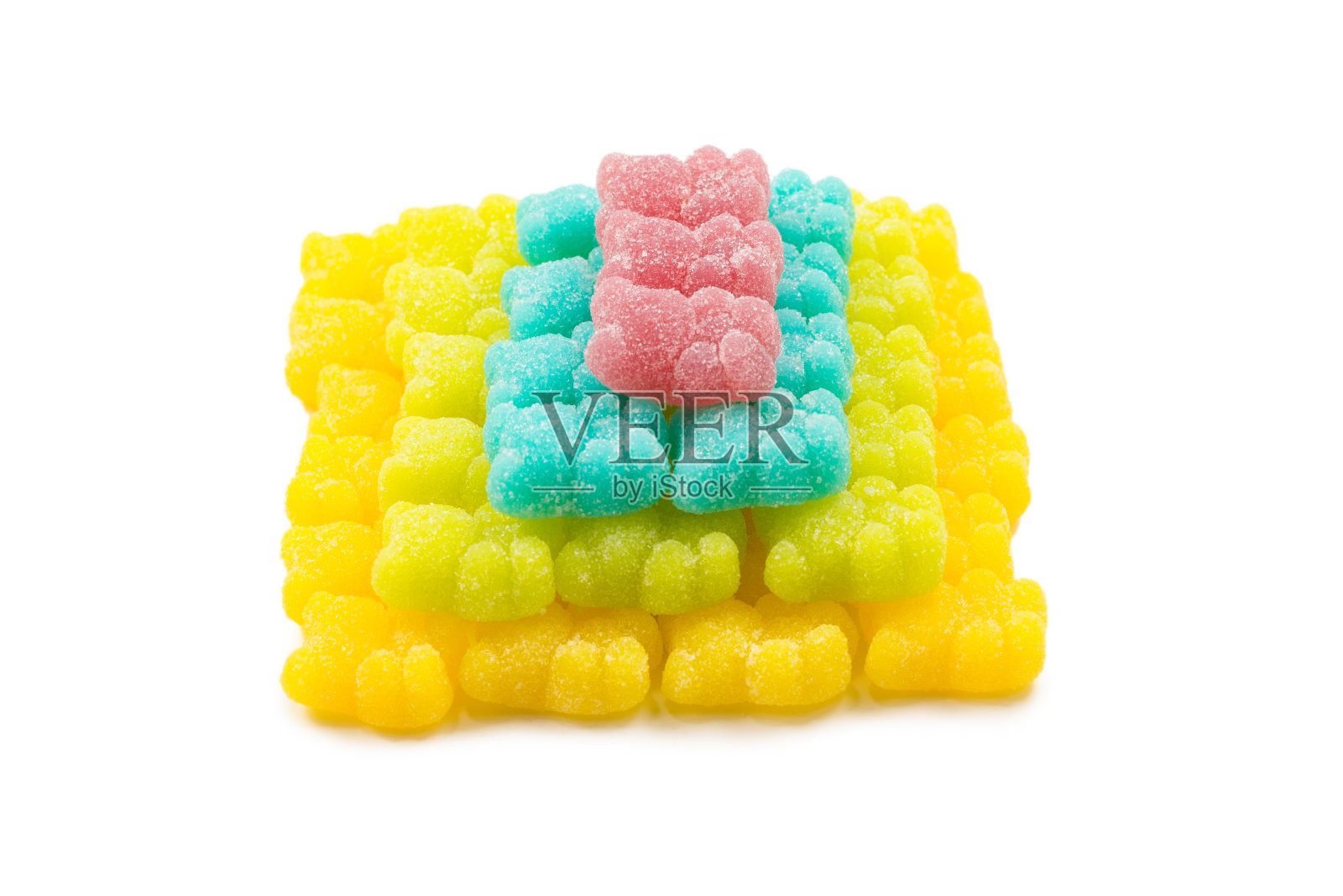 在白色背景上孤立的果冻汗珠金字塔。照片摄影图片