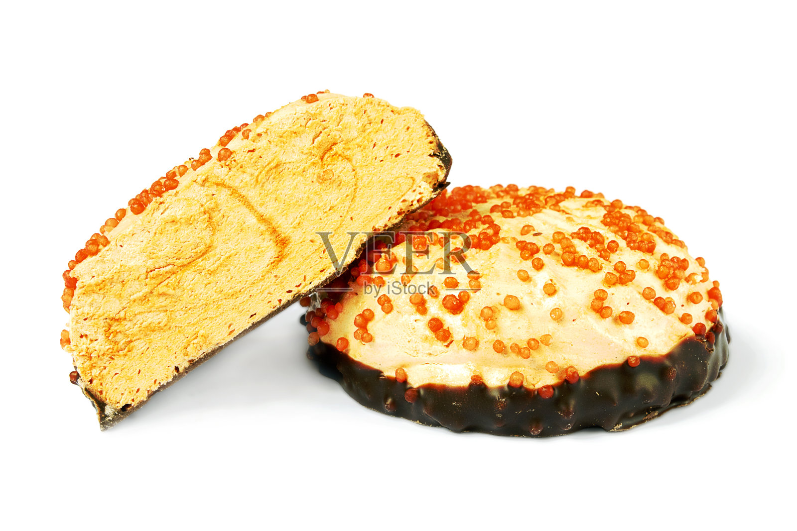 沙棘棉花糖配巧克力，白色背景。橙色棉花糖在巧克力孤立在白色的背景。沙棘巧克力棉花糖，俄罗斯棉花糖。照片摄影图片