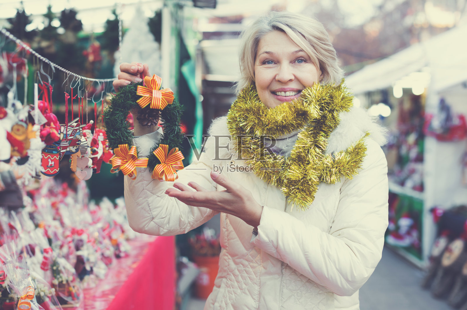 肖像快乐的女人在金箔选择圣诞装饰照片摄影图片