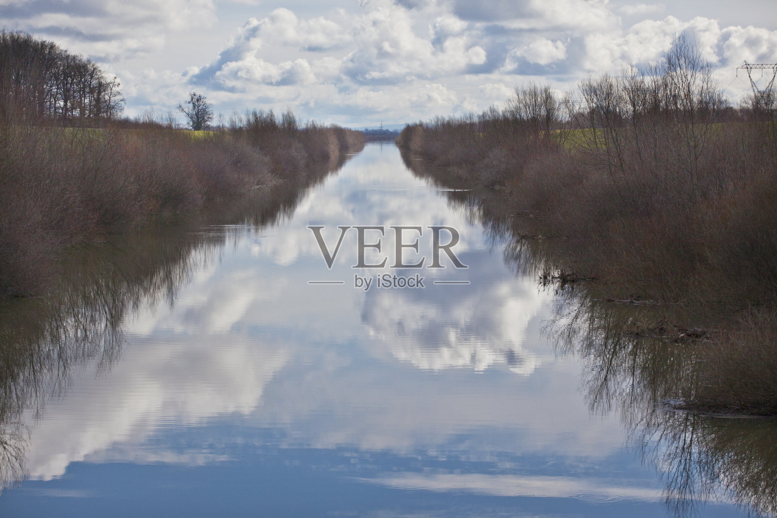 灌溉渠，图罗波列…克罗地亚。照片摄影图片