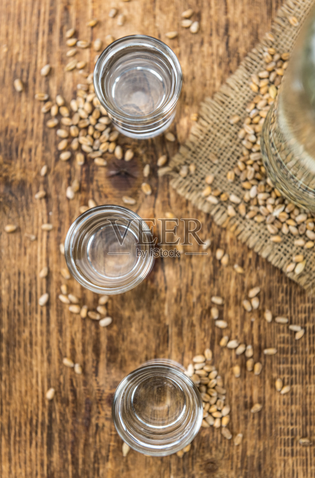 旧木桌上放着新鲜的小麦利口酒照片摄影图片