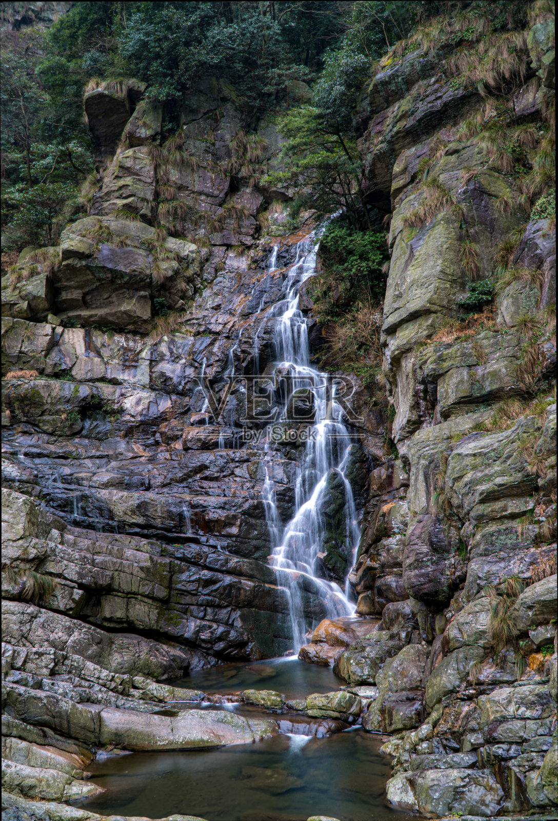 被石头环绕的小瀑布照片摄影图片