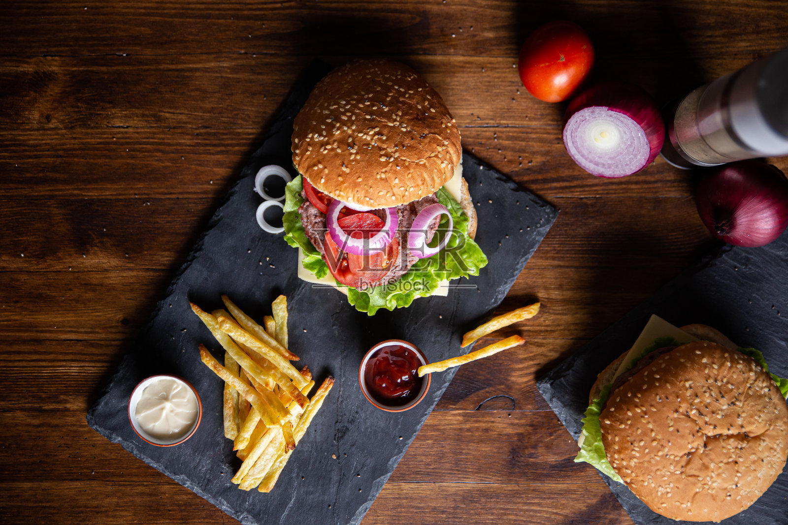 两个汉堡加薯条和洋葱，俯视图照片摄影图片