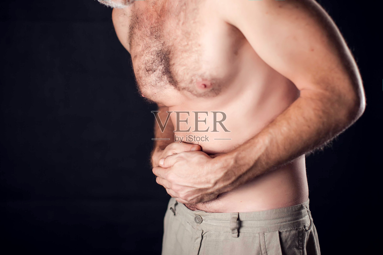 男人感到胃痛。人、医疗、医的理念照片摄影图片