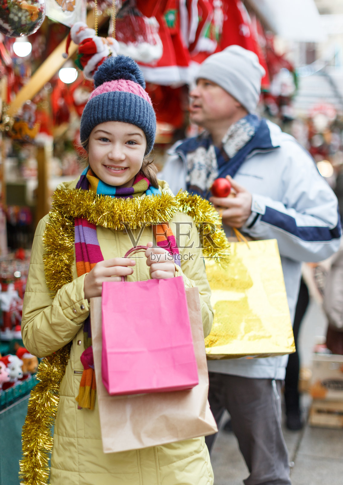 微笑的女孩与父亲拿着购物袋照片摄影图片