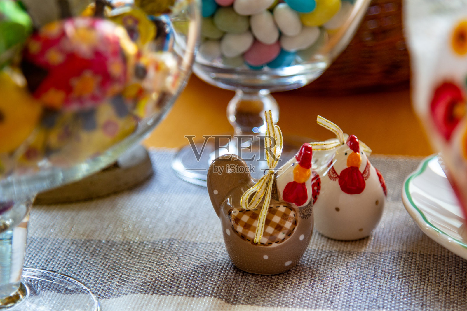 布置餐桌。复活节假期。照片摄影图片