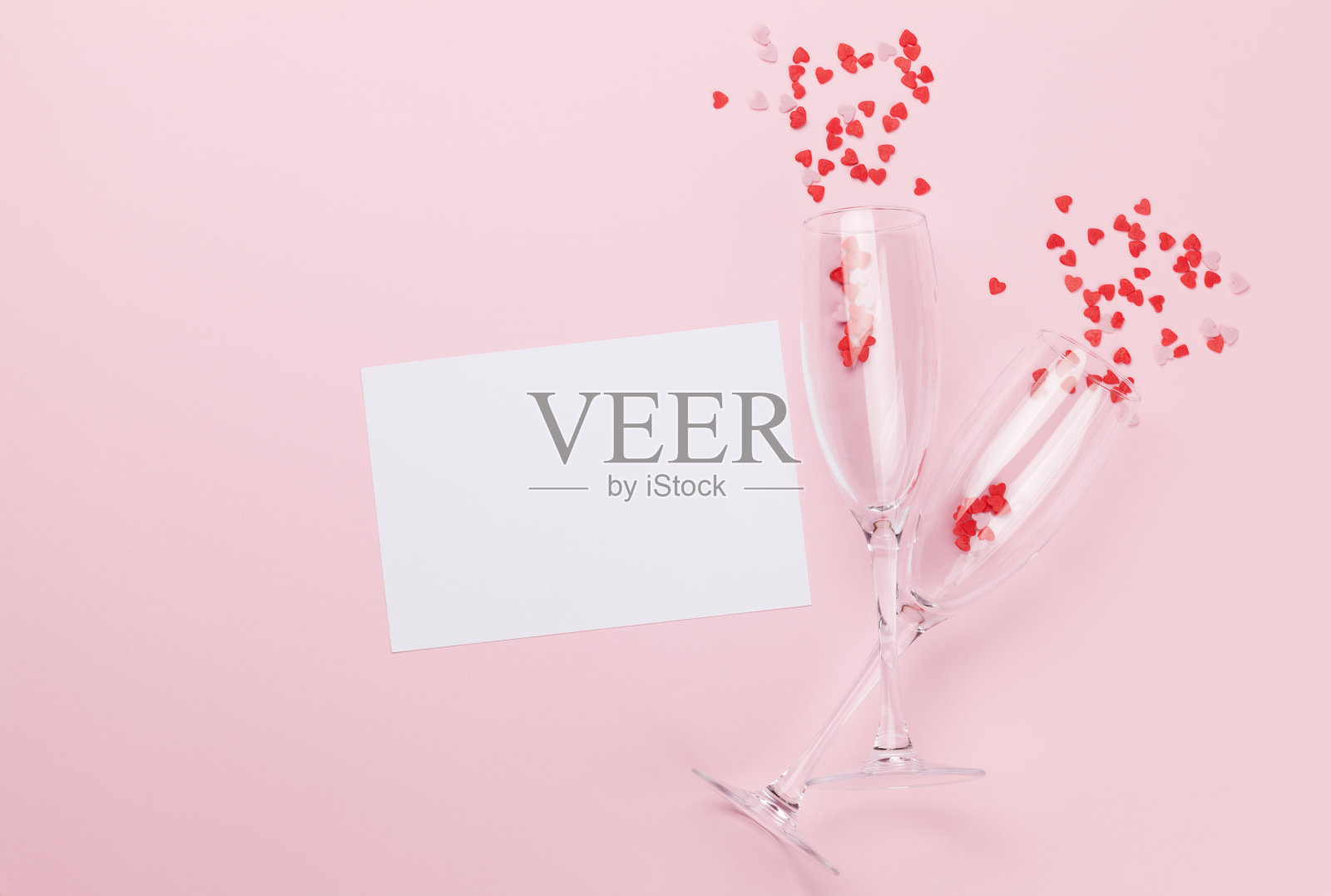 香槟杯和心形糖果节日照片摄影图片