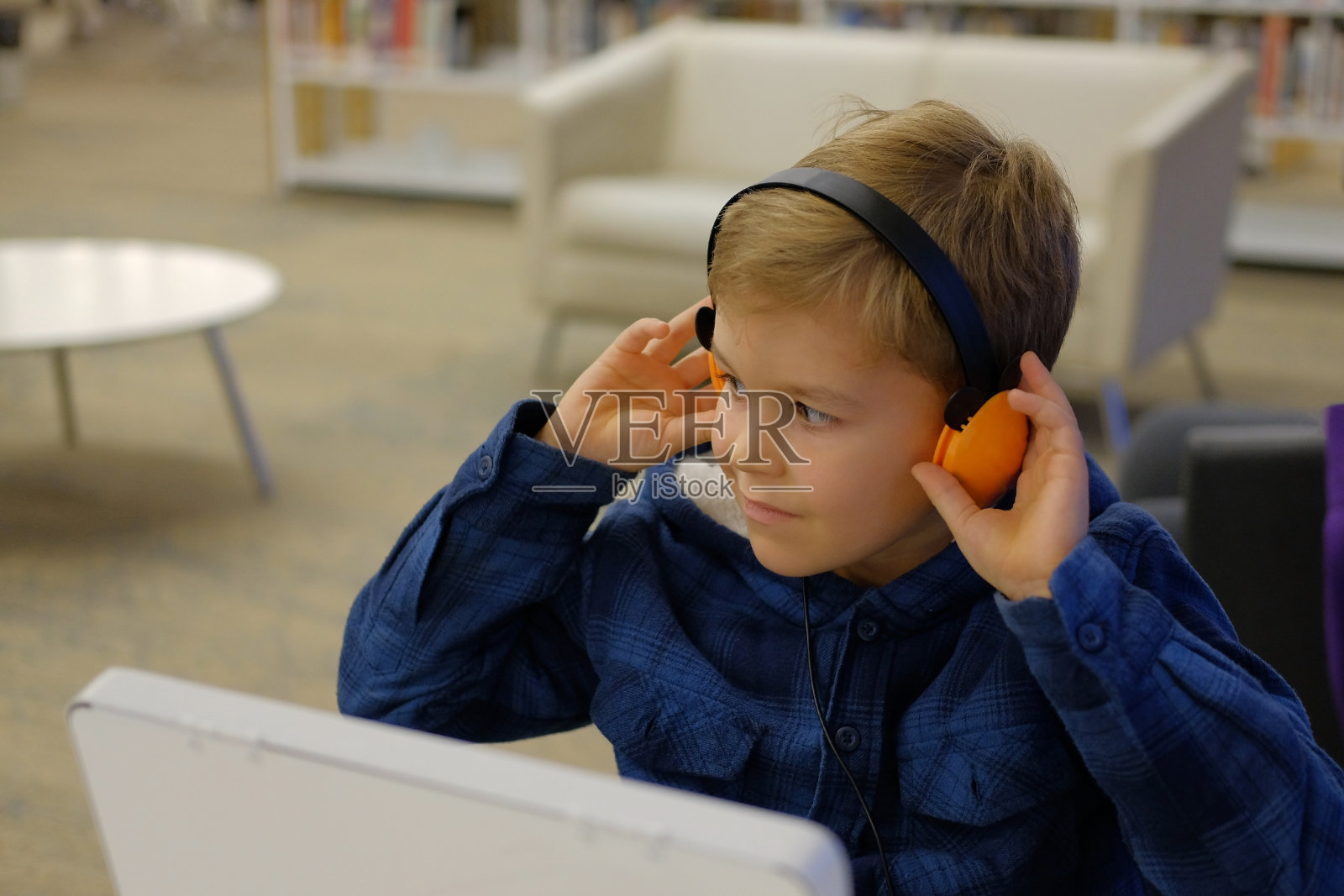 小学男孩使用触屏电脑进行教育照片摄影图片