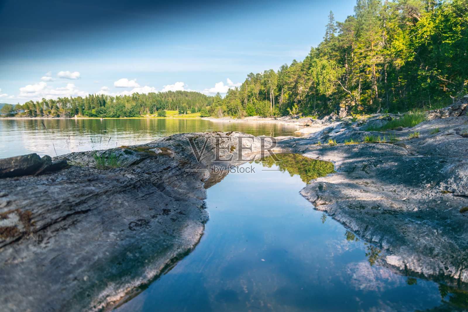 美丽的夏季景观，湖水清澈，倒影云雾。挪威、湖Snasa照片摄影图片