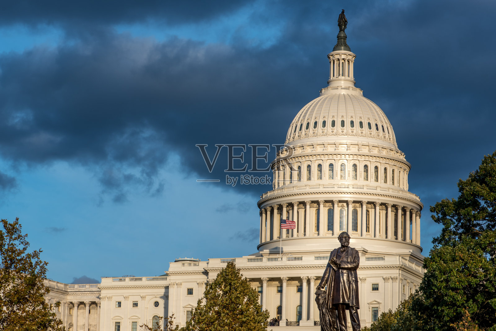 美国国会-位于美国华盛顿特区国会山的国会大厦-秋天照片摄影图片