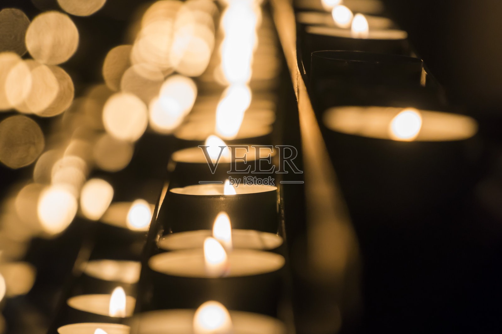 教堂里的祈祷蜡烛。照片摄影图片