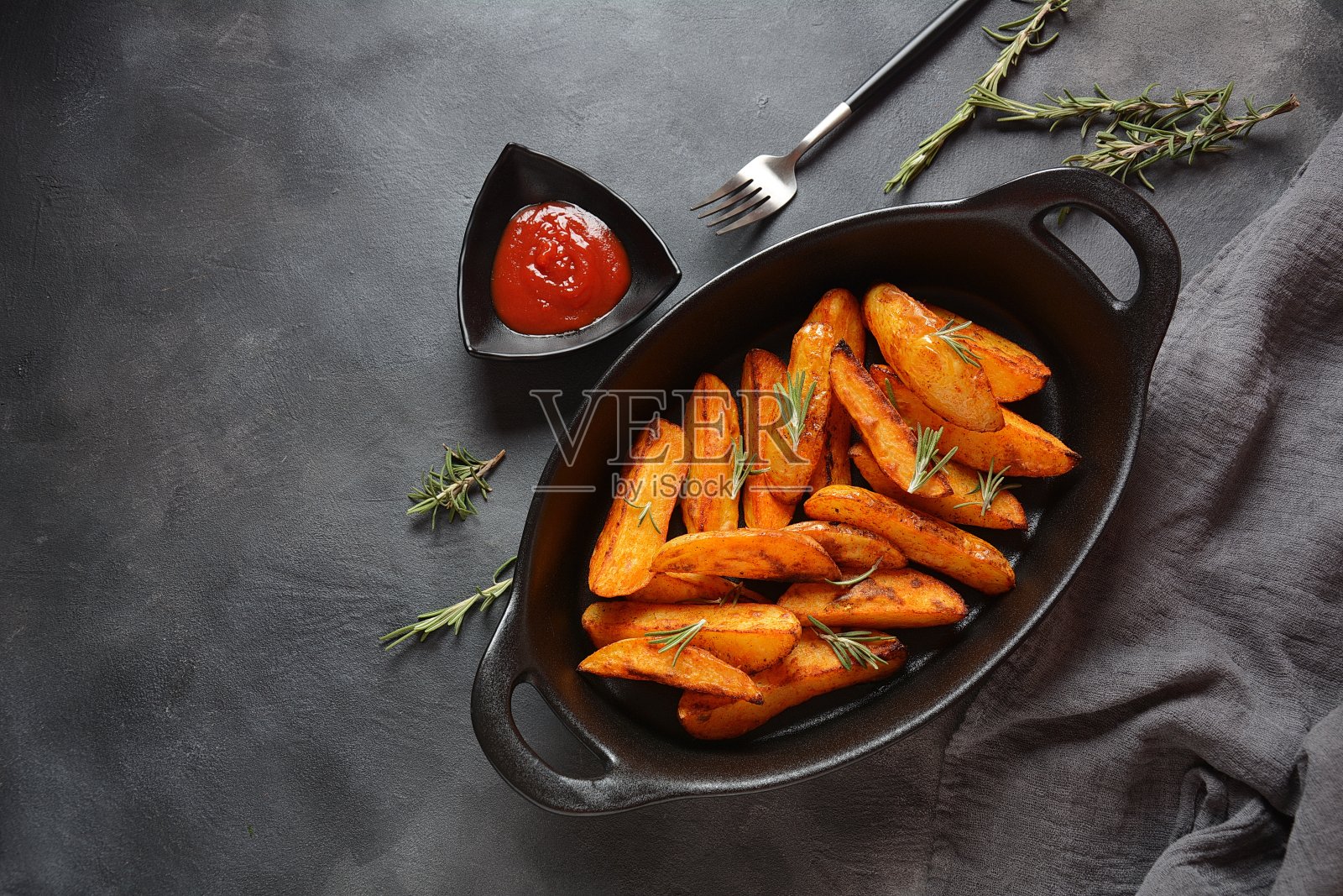 烤箱烤炸薯角配香料和迷迭香照片摄影图片