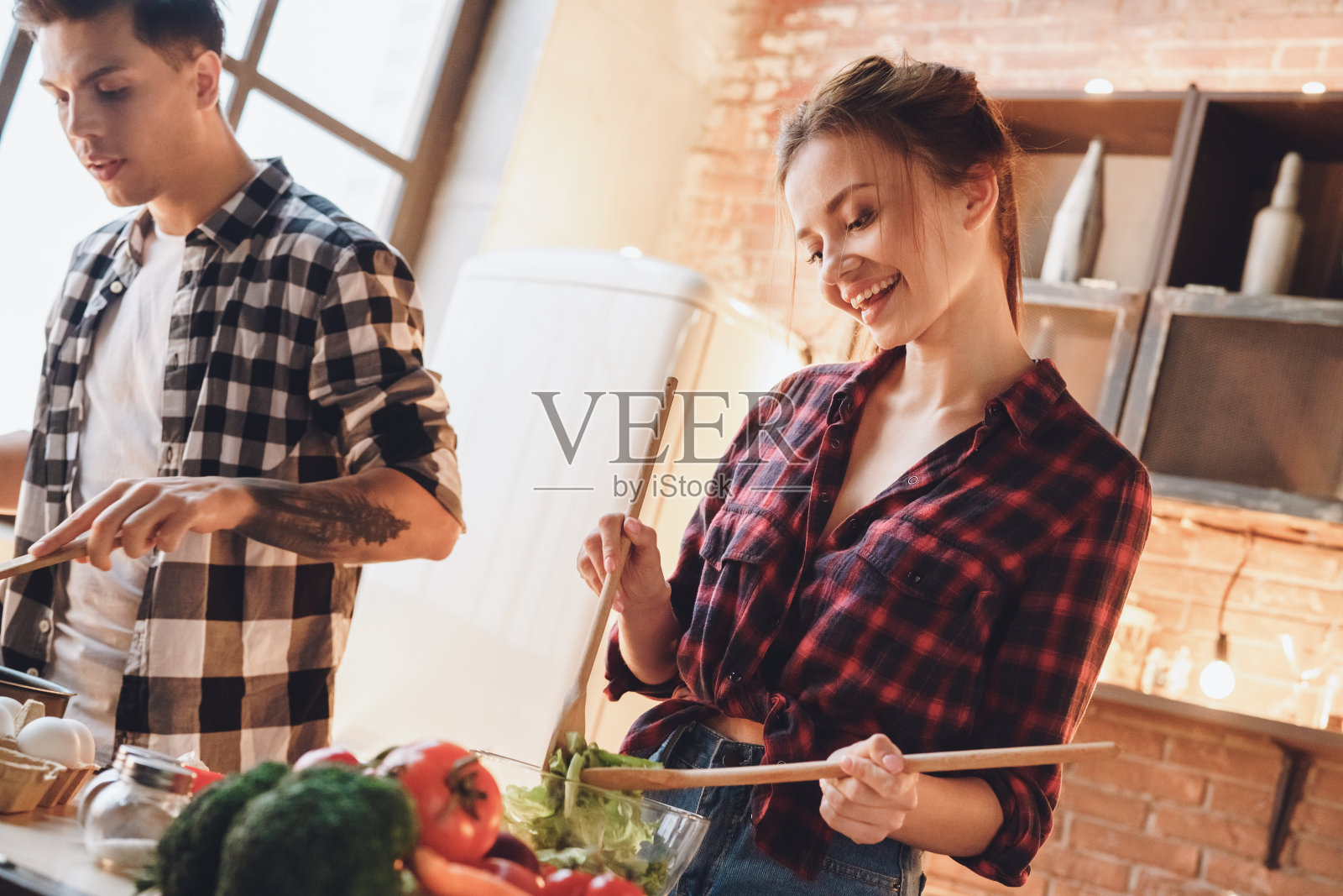 可爱的素食女孩混合健康沙拉照片摄影图片