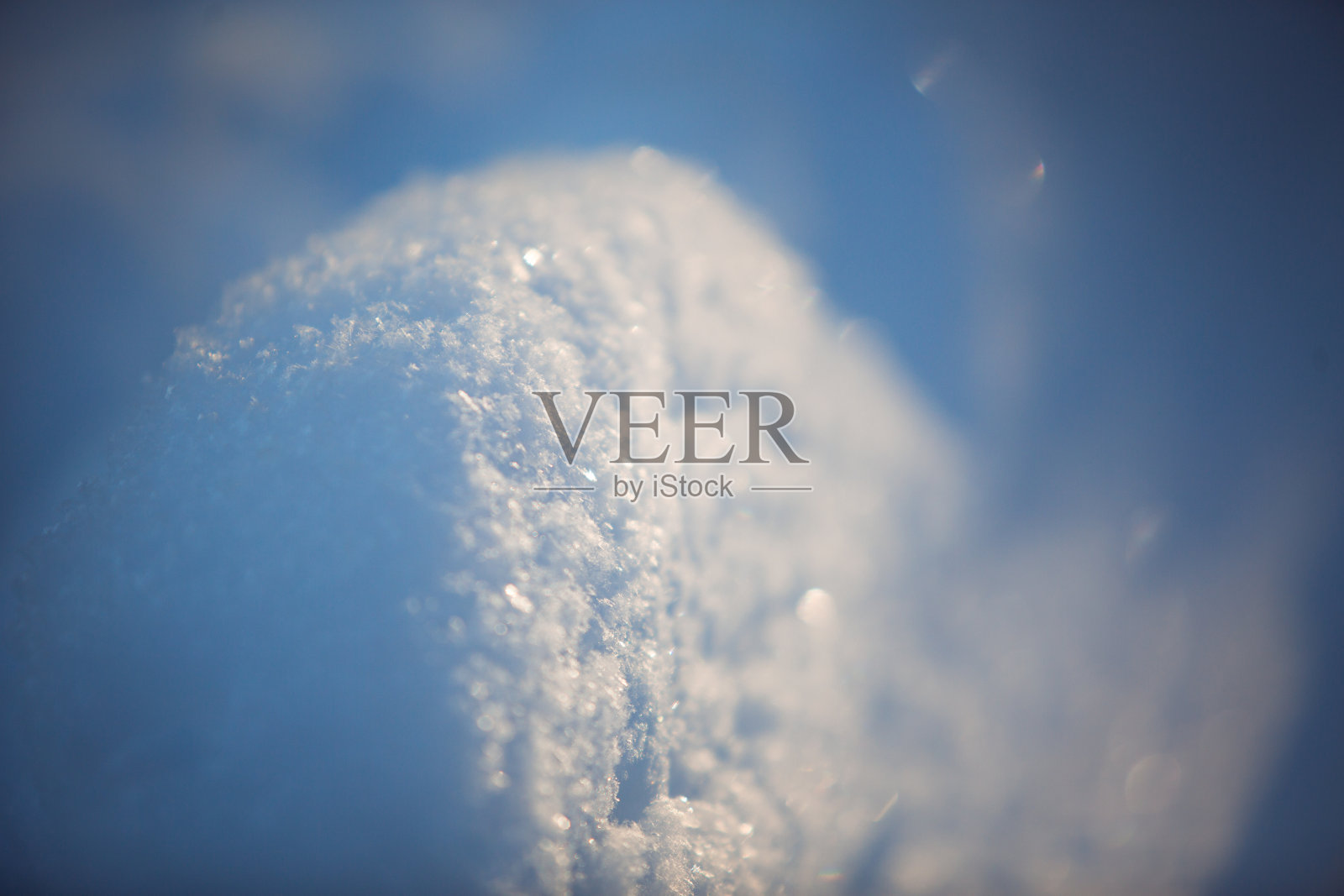 冬日里森林里耀眼的阳光照在雪地上。照片摄影图片