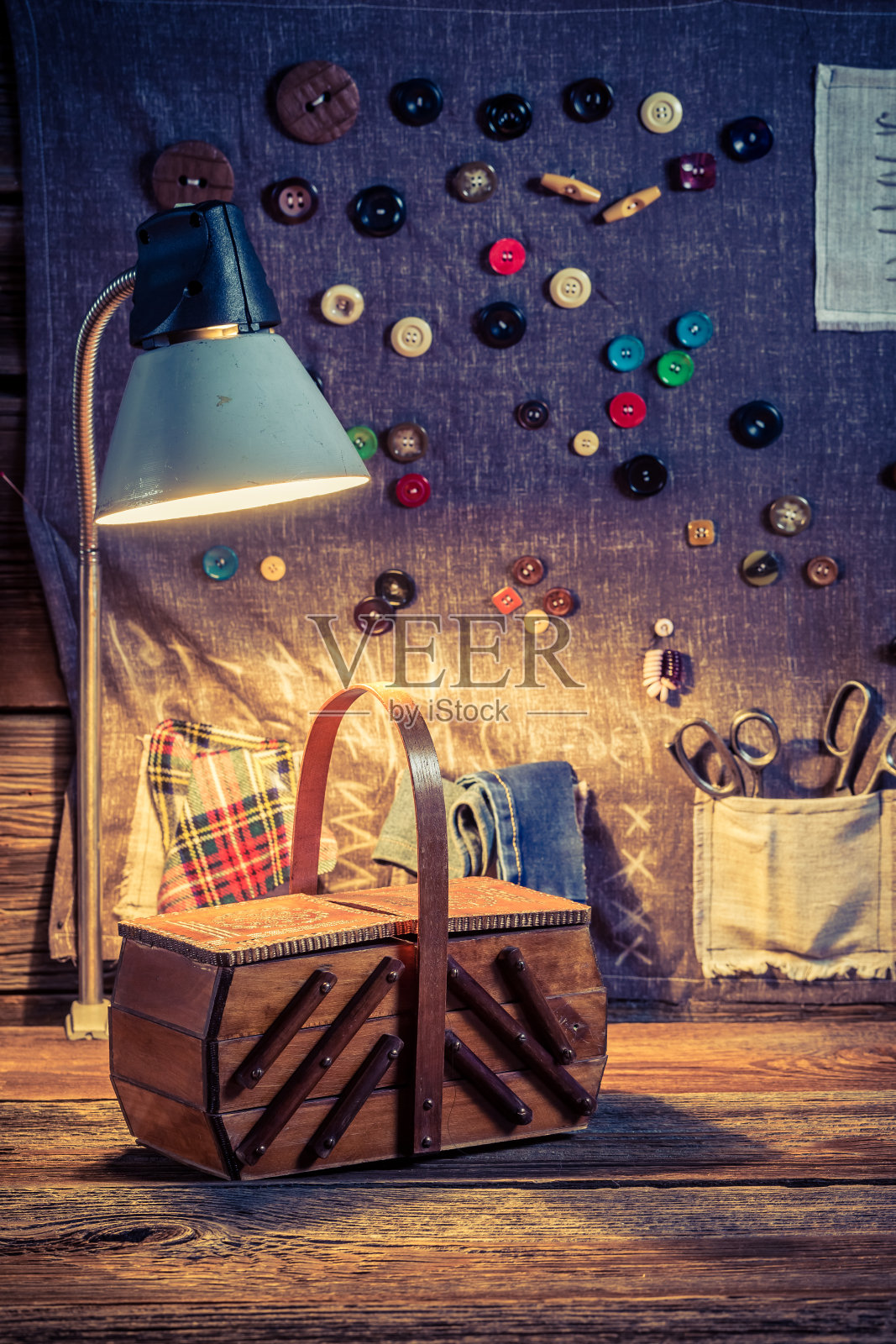 在老式裁缝车间缝制布料、剪刀、针和线照片摄影图片