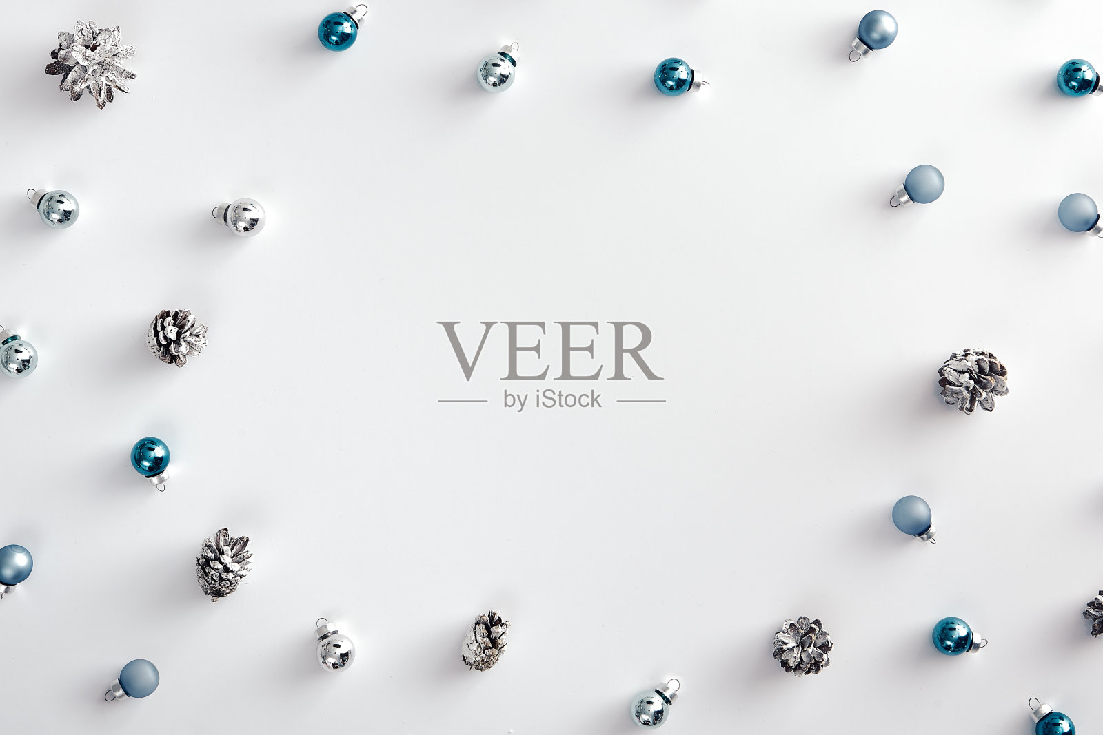 蓝色的小玩意，白色的圆锥体照片摄影图片